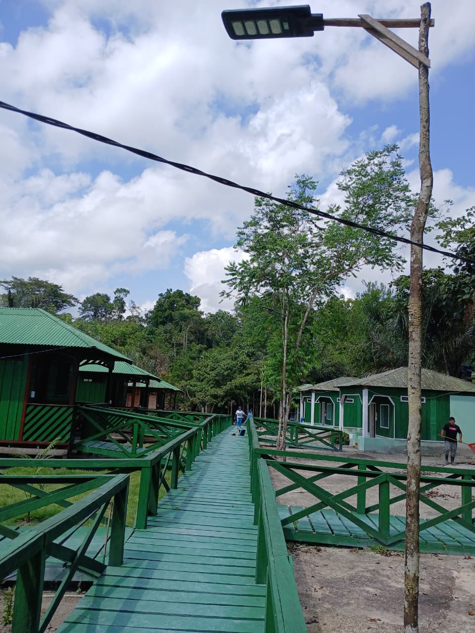 Cabanas e passarela na floresta amazônica